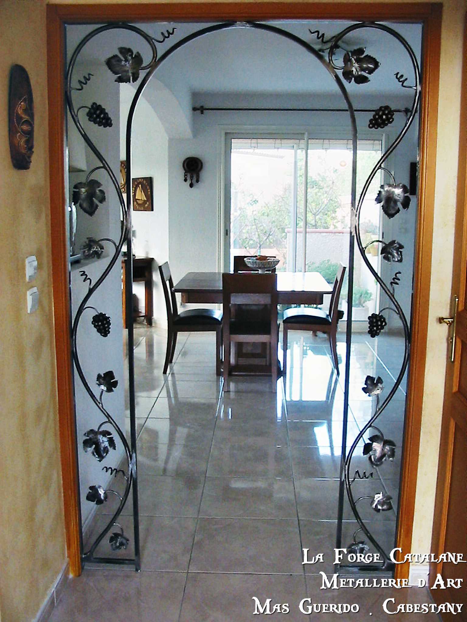 porte passage inspiration vigne forge catalane 3.jpg